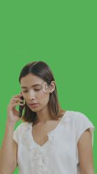 用彩度背景打电话的女人[免费商用竖屏]