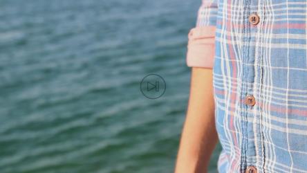 一名男子正在检查他的空钱包，但没有钱[]