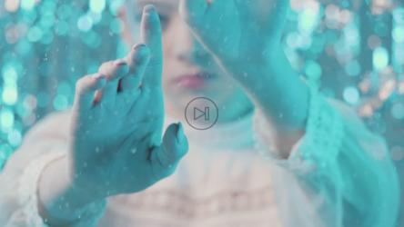 时尚女人在雪下移动她的手[免费商用]