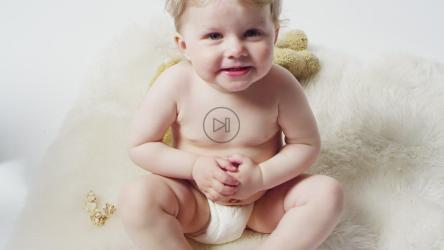 婴儿坐在地毯上[4K]