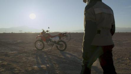 骑自行车的人走向他的摩托车[免费商用]