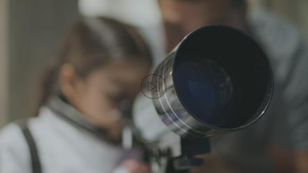 父亲和女儿使用望远镜[免费商用]