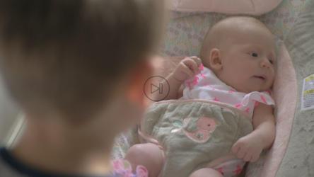 哥哥和他刚出生的妹妹[]