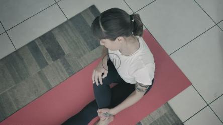 年轻女子在红垫子上做瑜伽[免费商用]