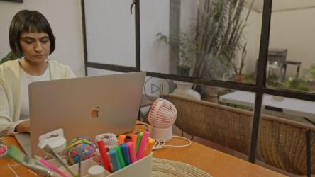 女人在家里的电脑前工作[免费商用]