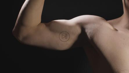 特写黑色背景下一名男子的二头肌[4K]