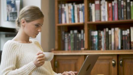 在家喝茶的女人[4K]