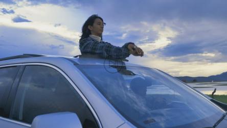 一名戴着天窗的妇女在大自然中进行公路旅行[4K免费商用]