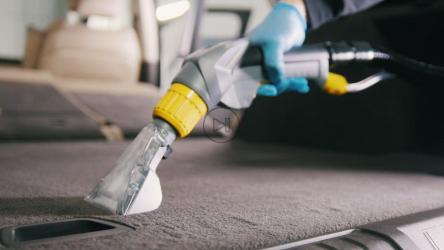 用真空吸尘器清洁汽车地毯[]