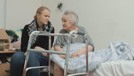 孙女看望年迈的亲戚[4K]