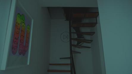 一个男人在偷房子里的文物[免费商用]