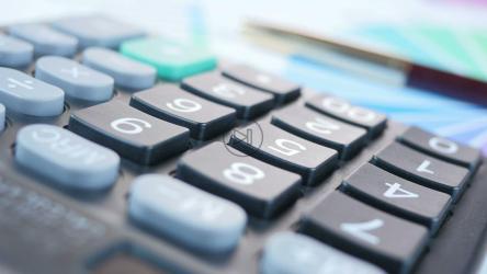 手指使用计算器特写[4K]