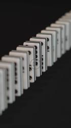 深色背景下的多米诺效应[免费商用竖屏]