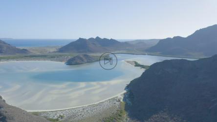 阳光充足的河口和大山丘的总体鸟瞰图[免费商用]