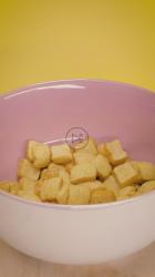 把牛奶倒进一个装有麦片的粉红色碗里[免费商用竖屏]