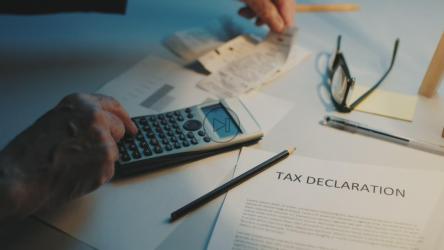 一名男子在家清点退税收据[]