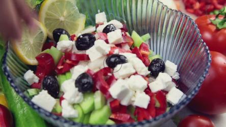 在碗里准备沙拉的人[]