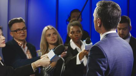 召开记者招待会[4K]