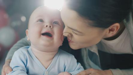 快乐的妈妈亲吻儿子的脸颊[]