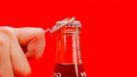 用复古的苏打水开启器打开一个玻璃瓶的苏打水[免费商用]