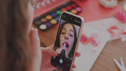 女孩涂口红用吻装饰情人节卡片[免费商用]