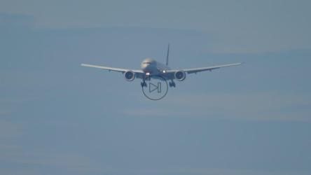 商用飞机在空中逼近[4K]