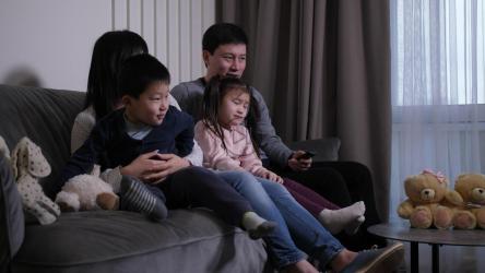 亚洲家庭享受电视节目[]