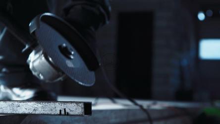 在金属上使用刀具产生火花[4K]