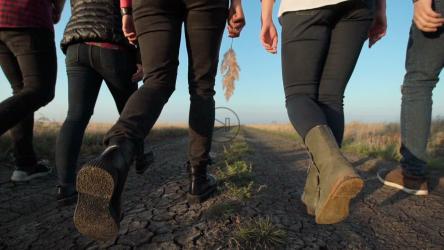 一群人走在土路上[]