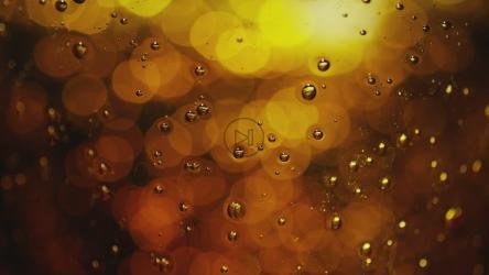 背景为未聚焦光线的油性纹理[]