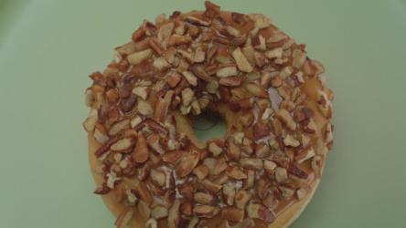 带坚果的甜甜圈在淡绿色背景上旋转[免费商用]