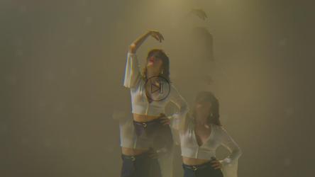 一个年轻的舞女在移动她的手[免费商用]