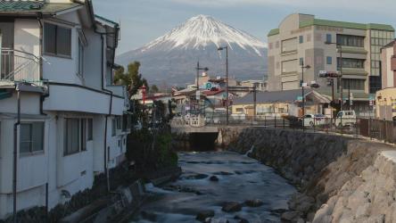 富士山和房屋景观[]