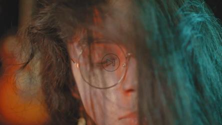 一位吉他手弹奏粉色吉他的特写镜头[免费商用]