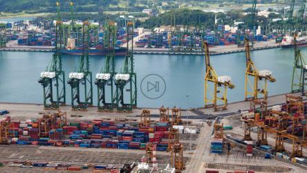 从上方看到的货船港口[4K]