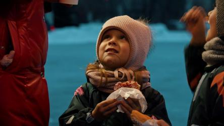 小女孩在溜冰场吃甜甜圈[4K]