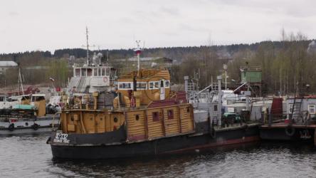 带起重机的货船[]