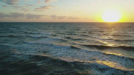 泡沫般的海浪冲击着海岸线[4K]