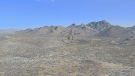 在多山干旱的生态系统上空缓慢飞行[免费商用]