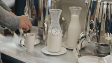 早餐吧或咖啡吧，有一位女士在准备茶[免费商用]