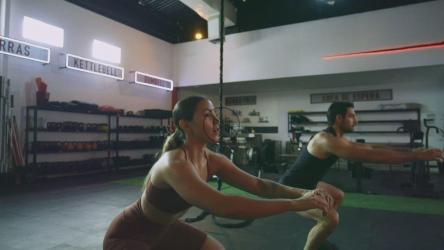 女人和男人在健身房一起做深蹲[免费商用]