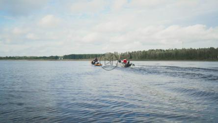 摩托艇和喷气式滑雪板在湖面上航行[免费商用]