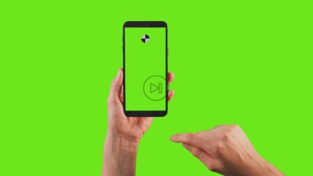 使用绿色背景上带有追踪点的手机[免费商用]