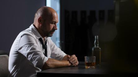 沮丧的男人拿着一瓶威士忌[4K]