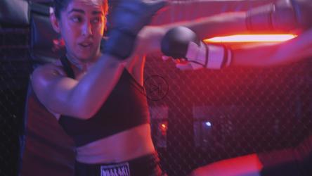 两名女子激烈的混合武术打斗[免费商用]