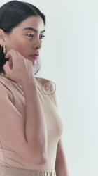 照片中的金妆模特[免费商用竖屏]