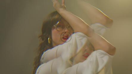 一位年轻的舞女摘下眼镜[免费商用]