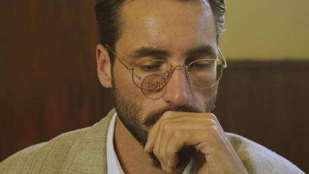 下棋时思考的男人的脸[免费商用]