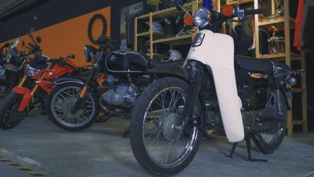 许多摩托车在车库里停成一排[4K免费商用]