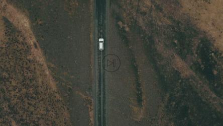 一辆汽车独自行驶在一条空荡荡的路上[]